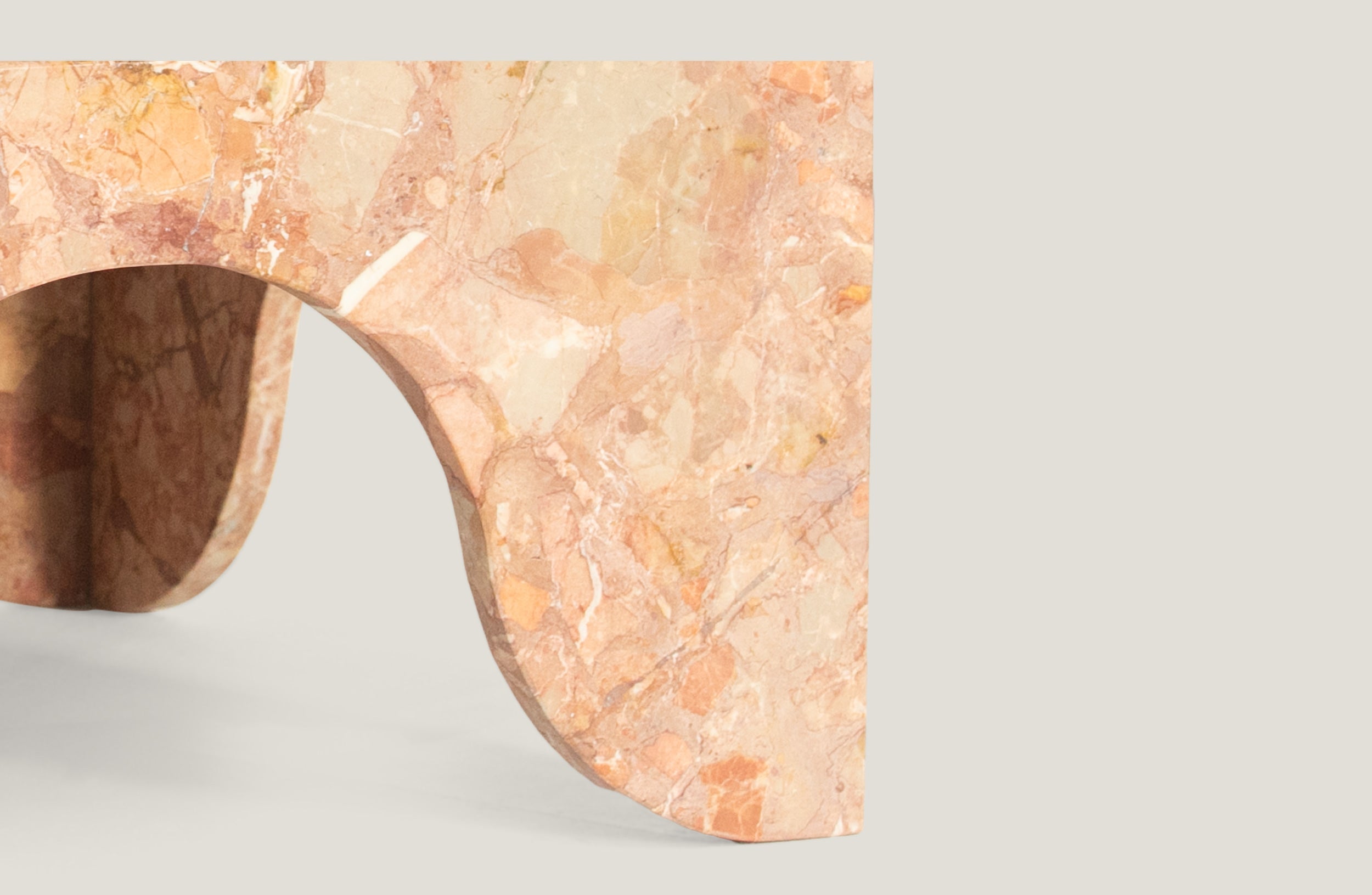 Kontur Curva Coffee Table: Tiebero Marble